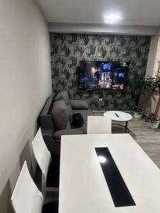 a living room with a couch and a tv at Bungalow a 200 m de la Playa in Arenales del Sol