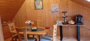 a room with a table and chairs and a kitchen at Messezimmer in Hannover