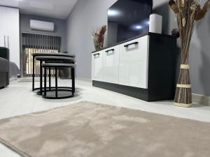 Una cocina con un mostrador, un taburete y una mesa. en NJ Luxury Room, en Varna 8 fotos más