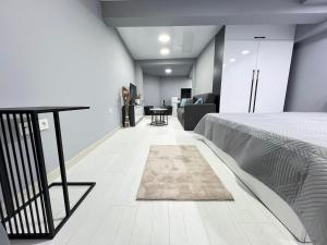 Un dormitorio con una cama y una sala de estar. en NJ Luxury Room, en Varna