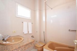 A bathroom at Apartamentos La Carabela