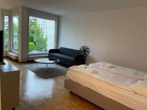 チューリッヒにあるCharming studio in the city centre - Art 4のベッドとソファとテーブルのある寝室