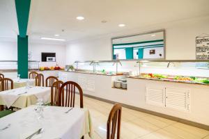 A kitchen or kitchenette at Apartamentos La Carabela