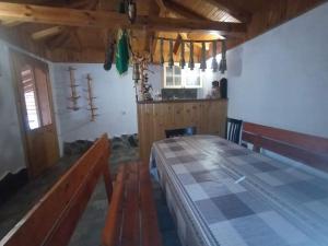 Postel nebo postele na pokoji v ubytování Дървената къща