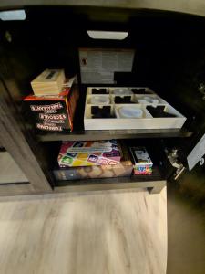 un estante con libros y otros alimentos. en A stylish 2 BDR with a blend of cozy and peace!, en Calgary