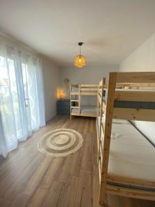 Giường trong phòng chung tại Martine