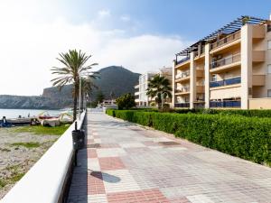 una acera junto a la playa con edificios en Ap Castell Beach, en Castell de Ferro