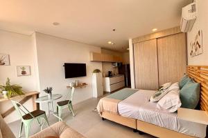a small room with a bed and a kitchen at Bello Horizonte vista al mar in Santa Marta