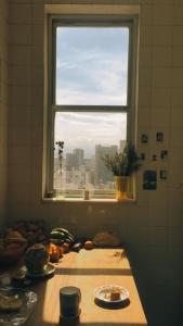 里约热内卢Quarto com varanda no paraíso的厨房柜台设有窗户,享有城市美景。