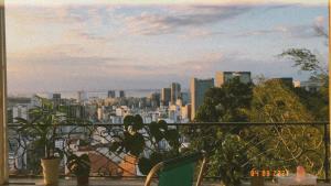 里约热内卢Quarto com varanda no paraíso的从阳台上欣赏城市景观 更多1张照片