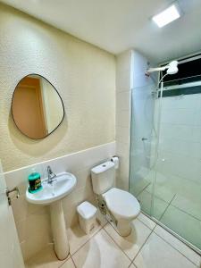 里约热内卢Conforto e natureza no Rio de Janeiro的浴室里有马桶、洗手池和淋浴。