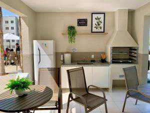 里约热内卢Conforto e natureza no Rio de Janeiro的配有桌椅和冰箱的厨房