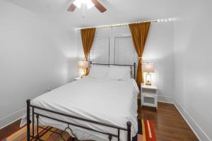 a bedroom with a bed and a ceiling fan at Casa Hosum - 7 mins Downtown Sleeps 9 King Bed Fenced Yard in Houston