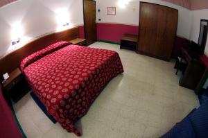 Voodi või voodid majutusasutuse Hotel Iris Crillon toas