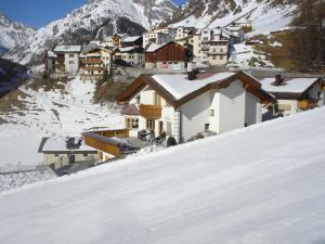 un villaggio in montagna con neve sul terreno di Chasa Valetta a Samnaun