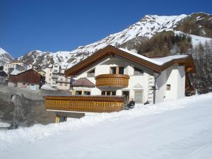 ein Haus auf einem schneebedeckten Berg in der Unterkunft Chasa Valetta in Samnaun