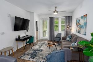 Luxury 1 BR apt in new community - Oak Mt Park的电视和/或娱乐中心