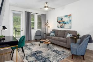 佩勒姆Luxury 1 BR apt in new community - Oak Mt Park的带沙发和桌子的客厅