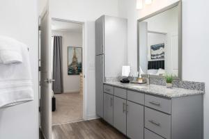 佩勒姆Luxury 1 BR apt in new community - Oak Mt Park的带水槽和镜子的浴室