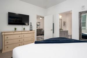 Luxury 1 BR apt in new community - Oak Mt Park的电视和/或娱乐中心