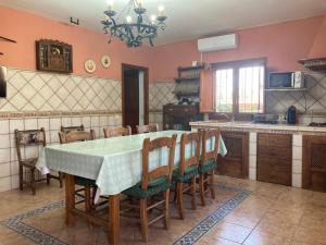 A kitchen or kitchenette at Cortijo Los Garridos - 8 huéspedes