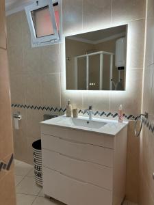 een badkamer met een wastafel en een spiegel bij Vamos Tenerife - Playa La Arena - Puerto De Santiago in Puerto de Santiago