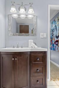 Vannituba majutusasutuses Duchess of the Stars by PaseoHomesAZ with Spa & Games +26 fotot