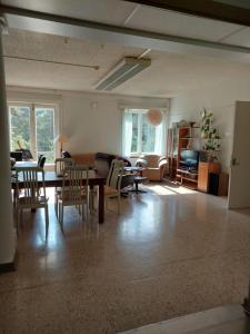 a living room with a table and chairs at Majoitus jaetuissa huoneissa sisältäen ruokailut in Lappeenranta
