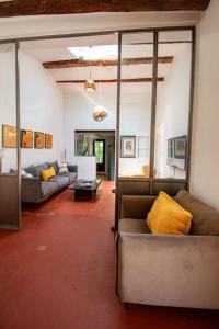 salon z dwiema kanapami i stołem w obiekcie Magnifique maison de ville 6personnes , piscine et garage w Aix-en-Provence