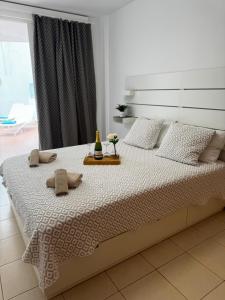 een slaapkamer met een groot bed met twee kussens bij Vamos Tenerife - Playa La Arena - Puerto De Santiago in Puerto de Santiago +30 foto's