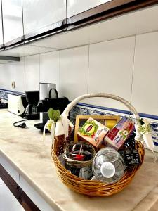 un cesto di cibo su un bancone in cucina di Casa da 25 a Espinho