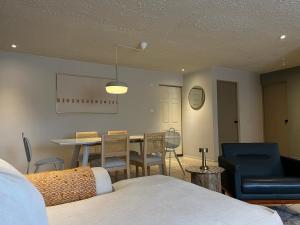 a room with a bed and a table and chairs at Departamento Muy Bien Ubicado en Piedras in Piedras Negras