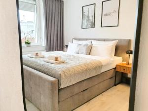 Postel nebo postele na pokoji v ubytování LIVATION - Apartments Hamm-Mitte - 2 Zi - Nespresso - SmartTV - freeWiFi - ausgestattete Küche - 24h Check-In - bis 4 Pers pro Apartment
