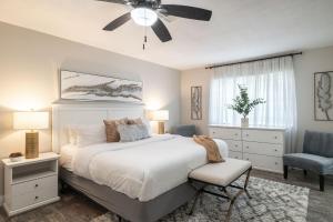 una camera con letto, ventilatore a soffitto e sedia di The Fashionable Fox Trotter with Heated Pool a Phoenix Altre 40 foto
