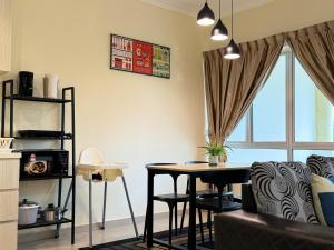 Posezení v ubytování Desaru Private Beach Pool Family Suite 5GWifiNetFlix D3A13