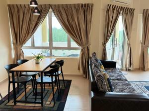 Posezení v ubytování Desaru Private Beach Pool Family Suite 5GWifiNetFlix D3A13