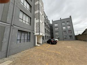 NyahururuにあるMupa's Luxury Condo IIの建物横の駐車場