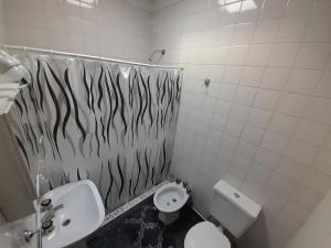 Ένα μπάνιο στο Alojamiento BRAGADO +4 φωτογραφίες