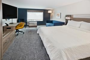 Ένα ή περισσότερα κρεβάτια σε δωμάτιο στο Holiday Inn Express Columbus - Fort Benning Area By IHG