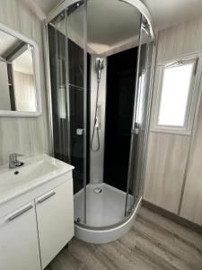 Koupelna v ubytování Complejo Turístico & Camping Cabopino
