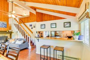 Χώρος καθιστικού στο Big Sky Condo with Golf Course View, Steps to Town