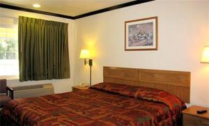 a bedroom with a large bed in a room at Town House Motel in Chico