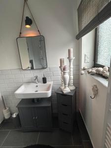 a bathroom with a sink and a mirror at Cosy Bungalow-Apartment in ruhiger Toplage - nähe Düsseldorf in Krefeld +11 photos