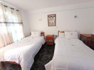 Hotel MESONERO客房内的一张或多张床位