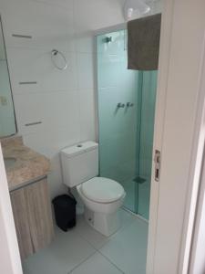 Un baño con inodoro y ducha de cristal. en Residencial Atalanta, en Bombinhas 21 fotos más