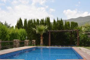 The swimming pool at or close to Cortijo la Loma de la Alpujarra