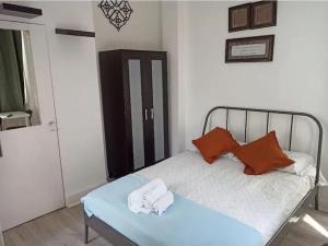 a bedroom with a bed with two towels on it at Lovely Studio by Hyde Park- 7 in London