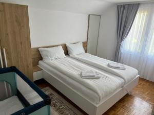 SlavinovićiにあるRest Houseの白いシーツと窓のあるベッドのある寝室 +13枚の写真