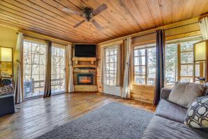 Gallery image of Branson Area Couples Cabin with Wraparound Porch! in Rockaway Beach