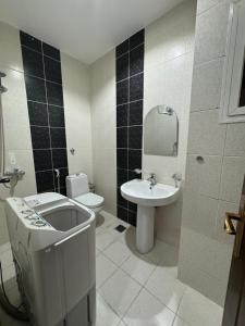 Ένα μπάνιο στο شقق العاصمة